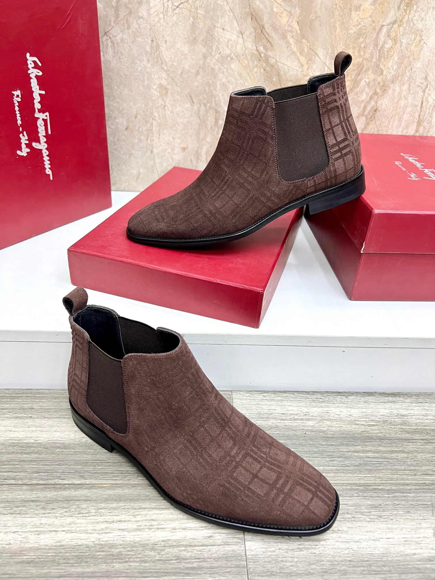 Original order quality: Men's shoes 💰700 Brand: Ferragamo (Ferragamo) One size larger: Men's size 38-44 (45 customized) Grade: Same style as the official website High-end men's shoes Material: Original cowhide, cowhide lining, original outsole Style category: Chelsea men's boots Fashion trend Color: Actual picture